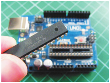 Как снять микроконтроллер с arduino uno